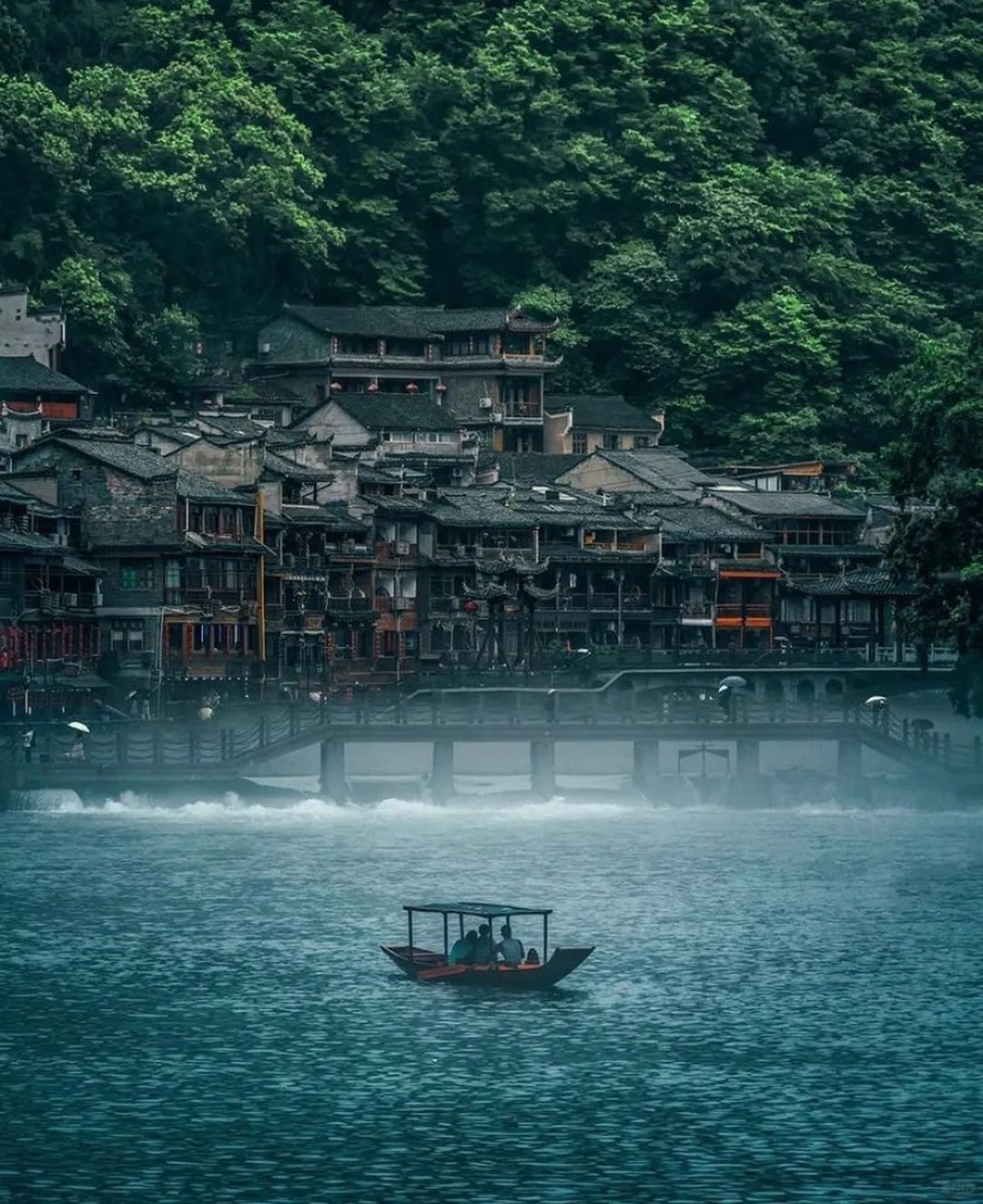 【凤凰古城：一场穿越时光的旅行指南】_1_红鲤鱼与绿鲤鱼与驴V_湖南凤凰-来自52tours 我爱旅游网